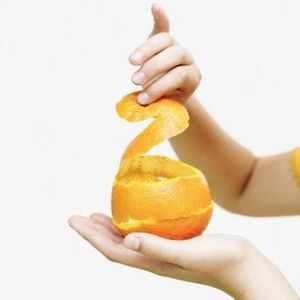 Come sbiancare i denti con bucce d'arancia