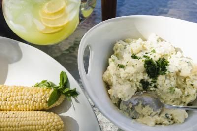 Come preparare i cubetti di patate per farne un'insalata