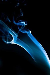Come rimuovere la puzza di fumo da un vestito elegante