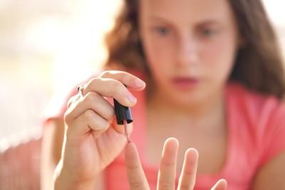 Il colore di smalto migliore per le mani rosse