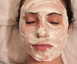 Come fare una maschera facciale per un tono di pelle non uniforme