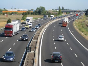 Si può superare a destra in autostrada