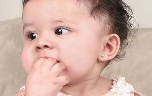 L' età giusta per forare le orecchie a un bambino
