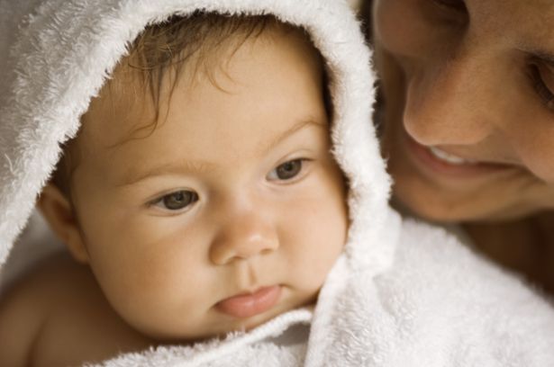 Come lavare un neonato nel lavandino