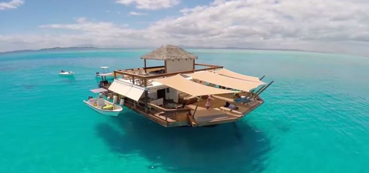 Abbiamo trovato il paradiso in terra: bar galleggiante e pizzeria alle Fiji