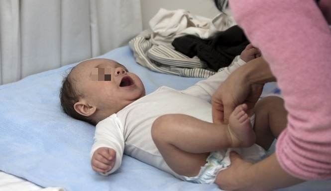 Gli fa la pipì addosso durante il cambio del pannolino - uccide il bambino