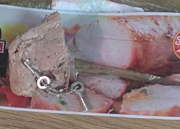 Compra un pezzo di carne al supermercato. All'interno trova qualcosa di assurdo