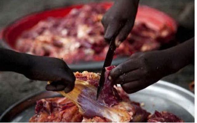 Mangiano carne al ristorante, poi la scoperta scioccante: era umana
