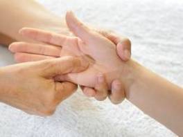 Quando massaggiare le mani equivale a massaggiare tutto il corpo