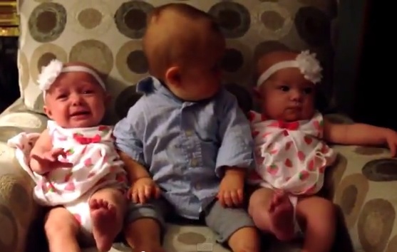 Un bambino è confuso in mezzo a due gemelline