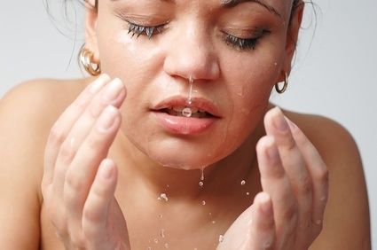 È meglio lavarsi la faccia con acqua fredda o calda?