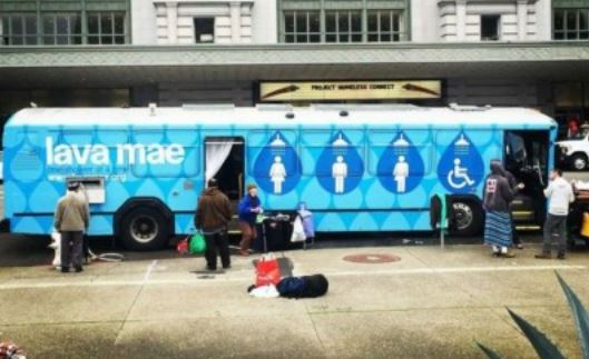 Donna lascia il lavoro e regala docce mobili ai senza tetto