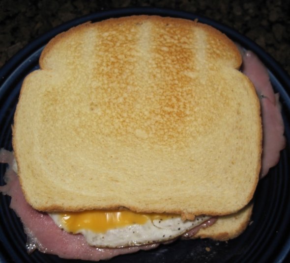 Ricette: Sandwich tostato con uova, prosciutto e formaggio