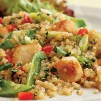 Insalata di quinoa tostata con capesante e taccole