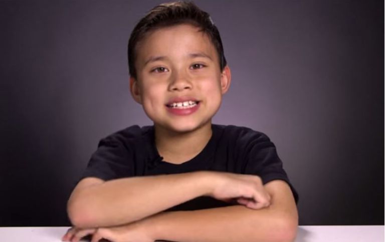Bambino di 9 anni guadagna 1.3 milioni di dollari l'anno su YouTube
