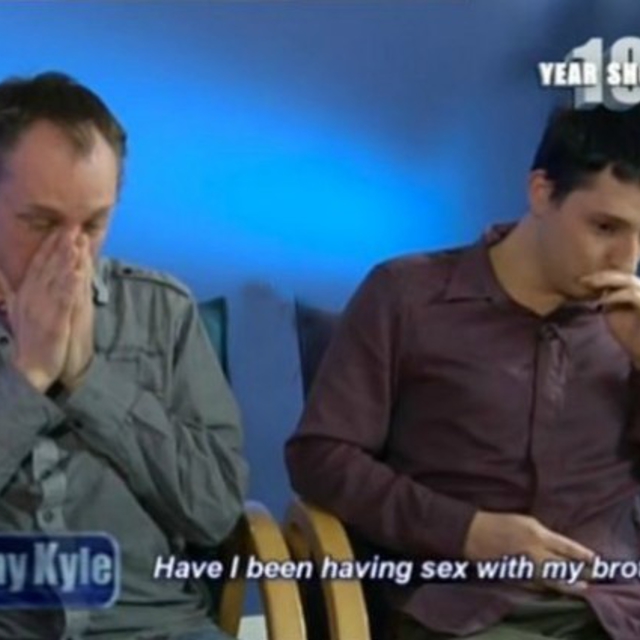 Coppia gay sta per sposarsi, ma durante uno show tv fa una scoperta choc