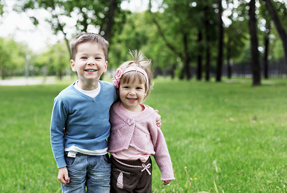 10 motivi per cui tua sorella più piccola è la cosa più bella che puoi avere