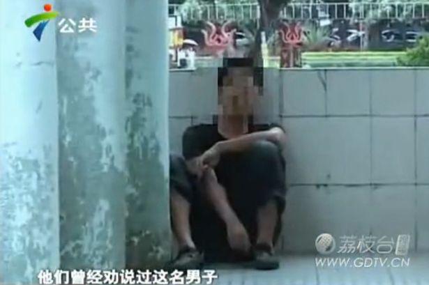 Un uomo entra nel bagno delle donne per mangiare le feci, e la fa da otto anni