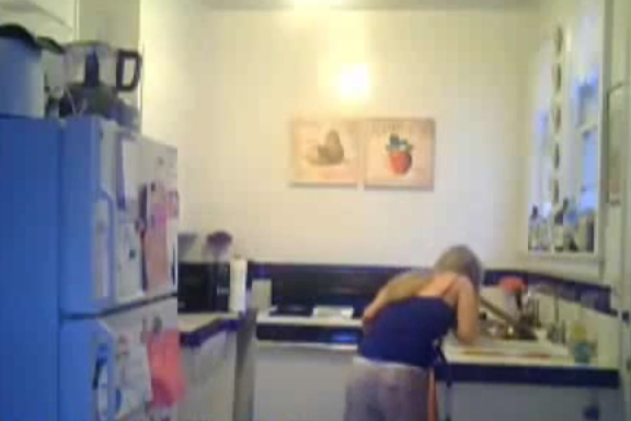 Studentessa arrestata per aver spruzzato detergente per vetri sul cibo del coinquilino