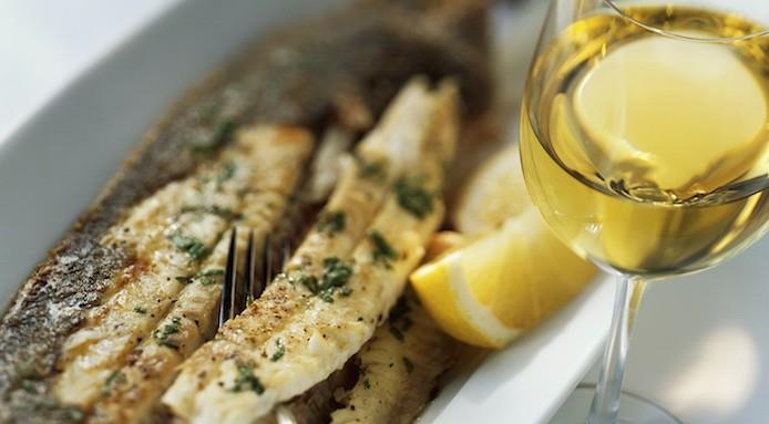 Perché il vino bianco si abbina al pesce