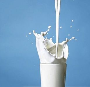 Come utilizzare il latte per ammorbidire la pelle