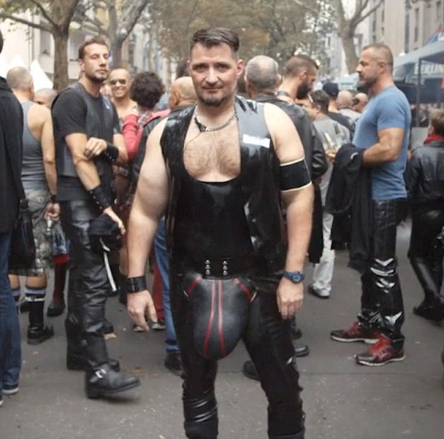 Pene di 4.3 kg gli impedisce di fare sesso