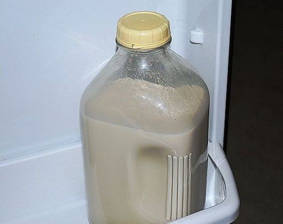 Come scegliere tra latte di soia e latte di mandorle