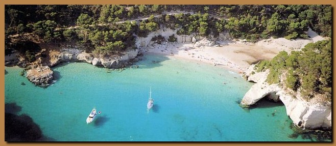 La spiaggia di Cala Mitjana, Minorca