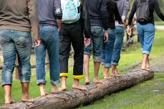 A piedi nudi nel parco o sul parquet: la nuova tendenza che fa bene anche al sonno