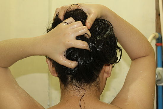 Come fare un trattamento all'olio caldo per capelli secchi