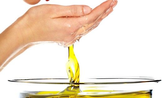 Come pulire il viso con l'olio d'oliva