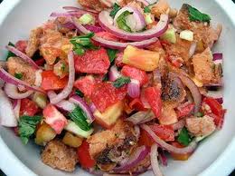 Come riciclare il pane: la panzanella