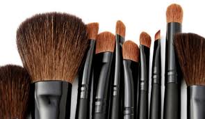 Un modo semplice per pulire i pennelli da trucco