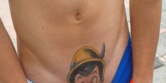Mostra il tatuaggio di pinocchio sull’aereo, bandito dalla compagnia aerea