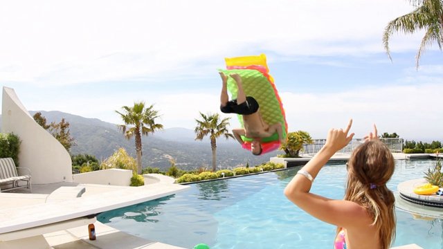 Come sfruttare una bellissima piscina per un party da urlo