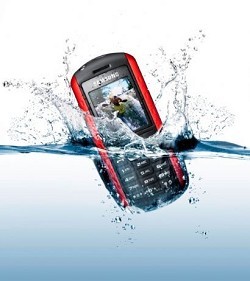 Come salvare un cellulare caduto in acqua
