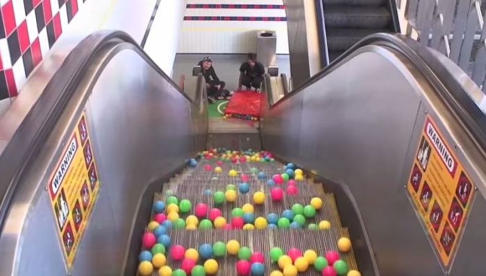Una cascata di palline colorate su una scala mobile