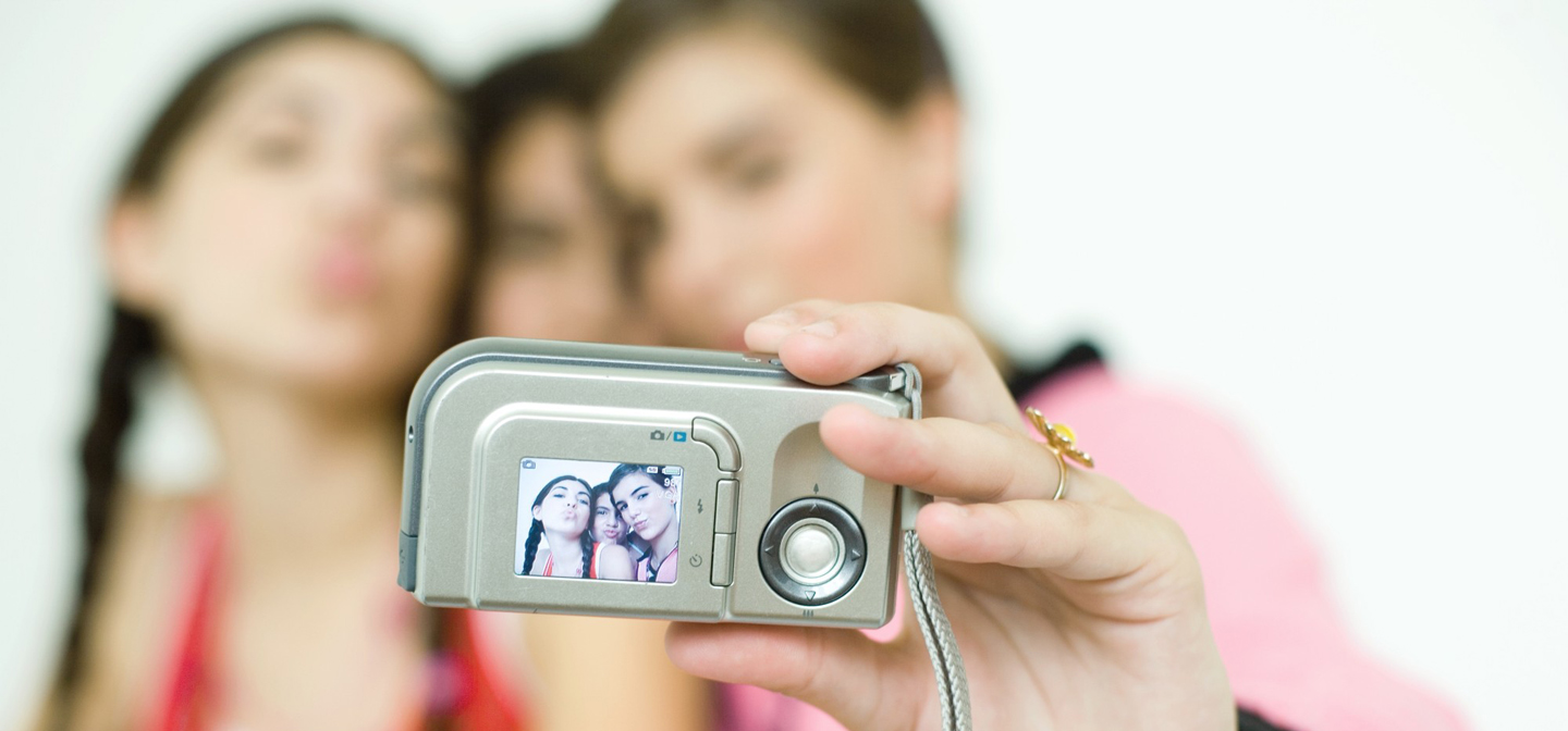 Il flirt diventa social, giovanissimi seducono con foto e video hot