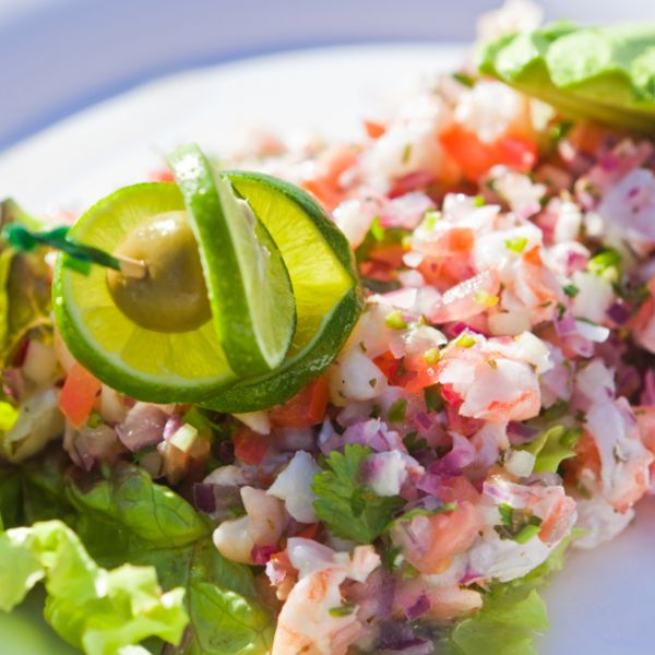 Piatto di pesce estivo marinato in salsa lime