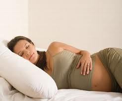 Consigli su come dormire meglio durante la gravidanza
