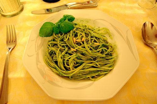 Come servire gli spaghetti al pesto