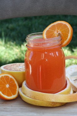 Sei bevande a base di succo di carote.