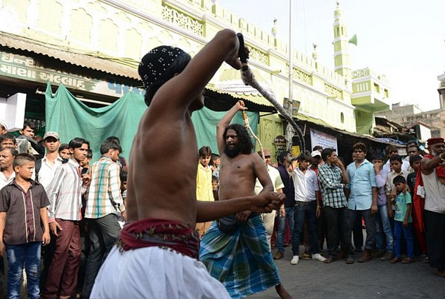 L'auto-flagellazione dei Sufi musulmani al festival in India (Immagini forti)