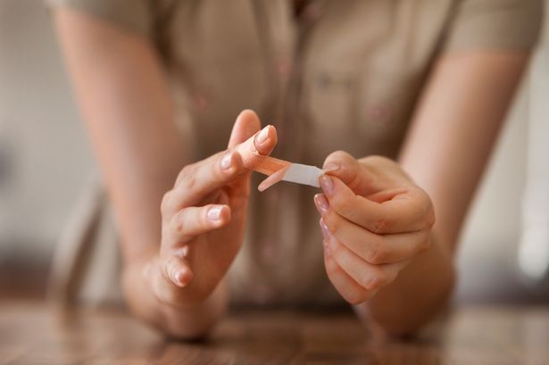 Come prendersi cura di un taglio causato dalla carta