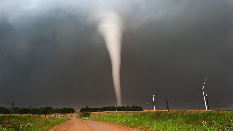 Cosa devo fare se mi trovo in auto durante un tornado?