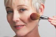 Come usare il makeup per sembrare più giovane
