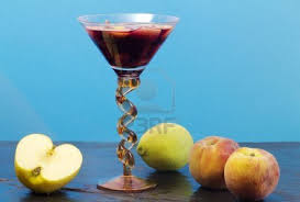 Come preparare una sangria a base di limone e pesca