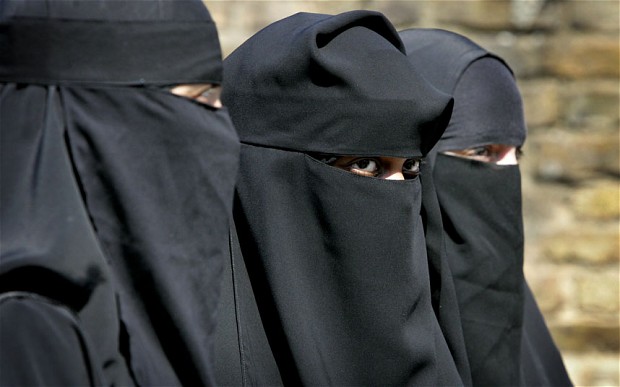 Perché in Gran Bretagna hanno vietato il velo nelle scuole islamiche