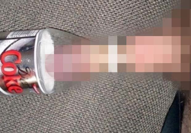 "Incidente hot": fa sesso con una bottiglia di Coca-Cola, ma rimane incastrato