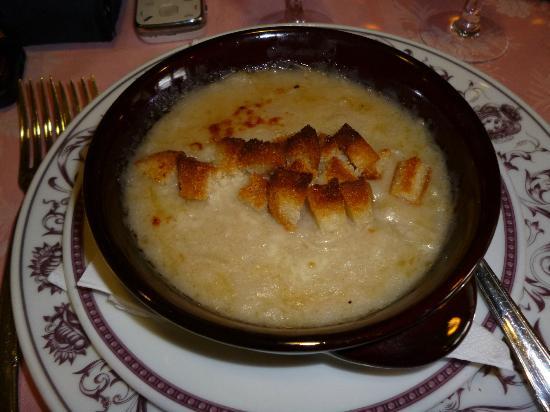 Come fare una zuppa di cipolle Toscana